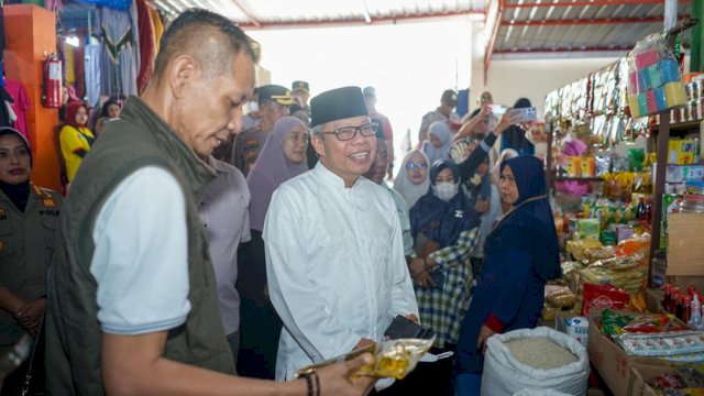 Taufan Pawe Bersama Kadisdag Tinjau Harga Sembako di Pasar Sumpang Minangae