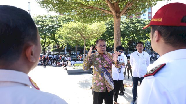 Wali Kota Makassar, Moh Ramdhan Pomanto meninjau persiapan peringatan Hari OTDA ke-XXVII yang akan berlangsung di Anjungan Losari, Rabu (26/4/2023). (Foto: Istimewa)