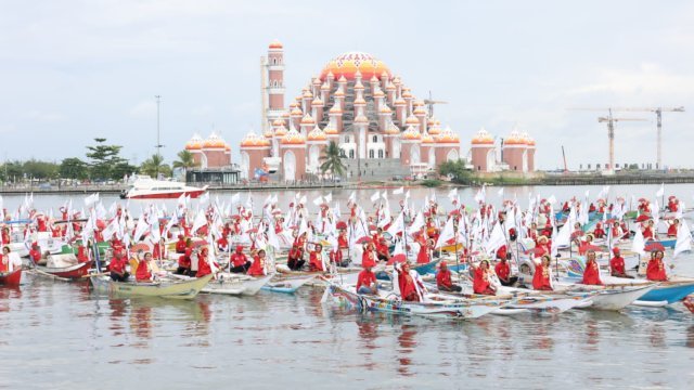 Persembahan Tari Pakarena di atas perahu nelayan pada puncak Hari Otonomi Daerah (OTDA) ke-XXVII di Anjungan City Of Makassar, Sabtu (29/4/2023). (Foto: Istimewa)
