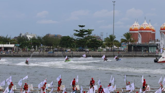 Atraksi jetsky dan flyboard memeriahkan hari OTDA ke-XXVII di Makassar, Sabtu (29/4/2023). (Foto: Istimewa)