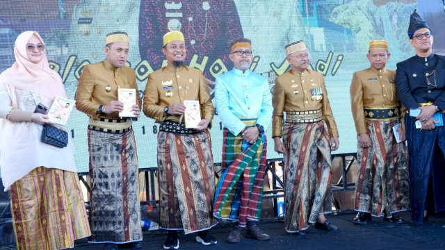 Gubernur Sulsel Andi Sudirman Sulaiman dan Bupati Jeneponto Iksan Iskandar, saat melaunching buku 'Sang Surya dari Butta Turatea'. (Foto: Andi Nurul Gaffar / Republiknews.co.id)