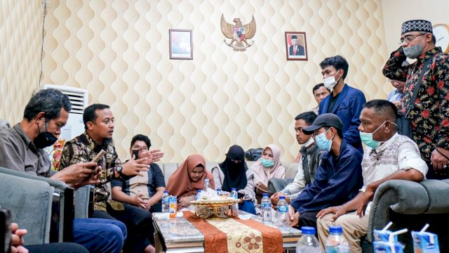 Gubernur Sulsel Andi Sudirman Sulaiman, berbincang dengan WNI asal Sulsel yang dievakuasi dari Sudan, di Rujab Gubernur, Minggu (30/04/2023). (Istimewa)