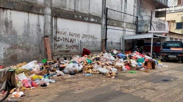 Tumpukan sampah di salah satu sudut di kawasan Pusat Perbelanjaan Mentaya Kota Sampit. (Istimewa)