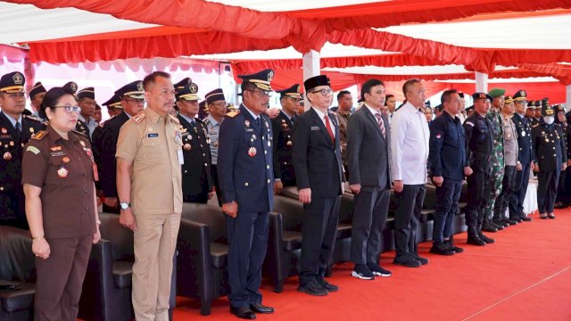 Kakanwil Kemenkumham Sulawesi Selatan Liberti Sitinjak bersama pimpinan tinggi lainnya, dan Forkopimda Sulawesi Selatan dan Kabupaten Gowa saat mengikuti upacara peringatan Hari Bhakti Pemasyarakatan (HBP) ke-59 Tahun via dari, di Lapas Perempuan Sunggt, kemarin. (Dok. Humas Kanwil Kemenkumham Sulsel)