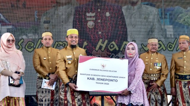 Gubernur Sulsel Andi Sudirman Sulaiman, saat menyerahkan secara simbolis Both UMKM, Senin (01/05/2023). (Istimewa)