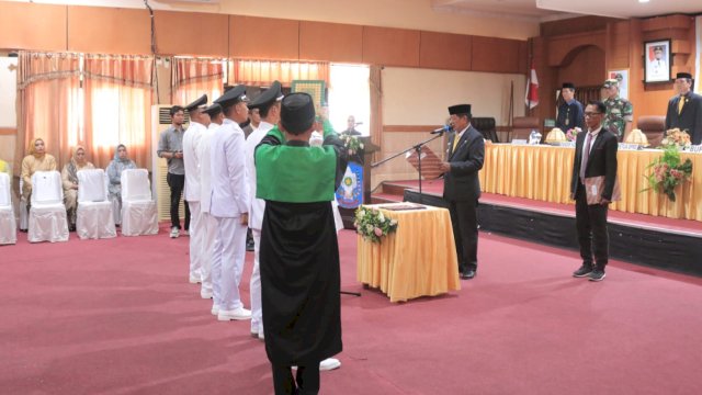 Bupati Soppeng Andi Kaswadi Razak, saat melantik Kepala Desa, Selasa (02/05/2023). (Foto: Yusuf / Republiknews.co.id)