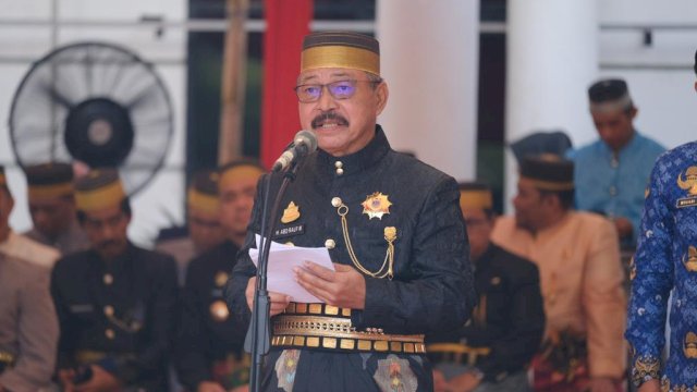 Wakil Bupati Gowa Abd Rauf Malaganni saat bertindak sebagai Inspektur Upacara Peringatan Hari Pendidikan Nasional (Hardiknas), di Lapangan Upacara Kantor Bupati Gowa, kemarin. (Dok. Humas Gowa)