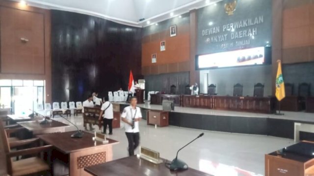 Suasana Persiapan Ruangan Pelantikan Anggota PAW di Ruang Rapat Paripurna DPRD Sinjai. (Ist)