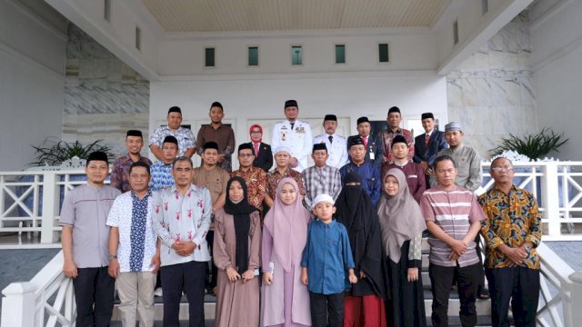 Bupati Gowa Adnan Purichta Ichsan didampingi Wakilnya Abd Rauf Malaganni dan Sekretaris Daerah Kabupaten Gowa Kamsina saat berfoto bersama Kafilah Kabupaten Gowa yang akan tampil di STQH ke- XXXIII Tingkat Sulawesi Selatan di Kabupaten Selayar, di sela-sela pelepasan di Rujab Bupati Gowa, kemarin. (Dok. Humas Gowa)