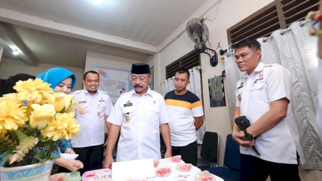 Wakil Bupati Gowa Abd Rauf Malaganni didampingi Kepala Dinas Pengendalian Penduduk dan Keluarga Berencana (PPKB) Sofyan Daud saat meninjau Posko DASHAT, di Kelurahan Tompobalang, Kecamatan Somba Opu, kemarin. (Dok. Humas Gowa)
