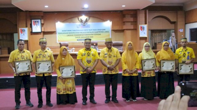 Bagian pengadaan Barang dan Jasa Setda Kabupaten Soppeng, saat melaksanakan monitoring dan evaluasi input RUP pada Sirup tahun 2023, Kamis (04/05/2023). (Istimewa)