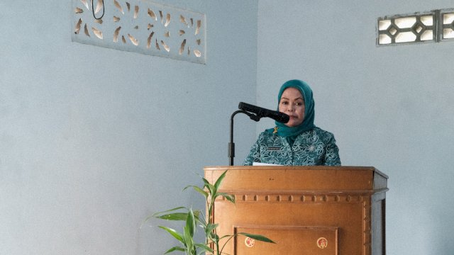 Wakil Ketua Tim Penggerak PKK Kabupaten Gowa Mussadiyah Rauf saat melakukan Kunjungan Supervisi, Monitoring, Evaluasi dan Pelaporan (SMEP) TP PKK Kabupaten Gowa, di Desa Tangkebajeng, Kecamatan Bajeng, kemarin. (Dok. Humas Gowa)
