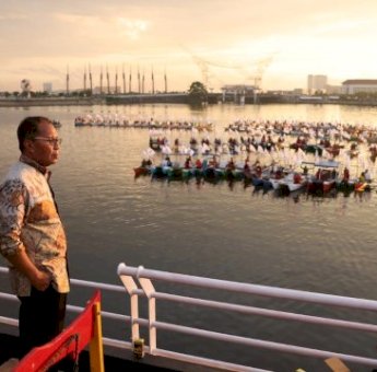 Wali Kota Danny Pomanto Pimpin Gladi Pertunjukan 200 Tari Pakarena di Atas Kapal Nelayan