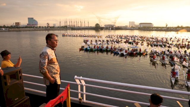 Wali Kota Makassar, Moh Ramdhan Pomanto memantau persiapan peringatan Hari Otonomi Daerah (OTDA) XXVII di Anjungan City Of Makassar, Jumat (28/4/2023). (Foto: Istimewa)