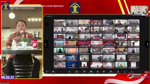 Sekretaris Jenderal Kemenkumham RI Komjen Pol Andap Budhi Revianto saat memberikan arahan terkait tugas dan fungsi kepada seluruh jajaran Kanwil Kemenkumham secara daring, Jumat (05/05). (Dok. Humas Kanwil Kemenkumham Sulsel)