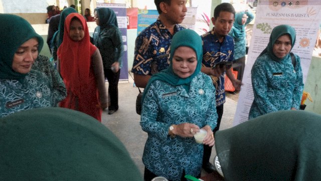 Wakil Ketua Tim Penggerak PKK Kabupaten Gowa, Mussadiyah Rauf saat memantau pembuatan es krim dan yougurt berbahan dasar daun kelor yang digagas TP PKK Kecamatan Pattallassang bekerjasama Puskesmas Paccelekang dan Puskesmas Pattallassang yang ditampilkan pada Supervisi, Monitoring, Evaluasi dan Pelaporan (SMEP) Tim Penggerak PKK Kabupaten Gowa, kemarin. (Dok. Humas Gowa)