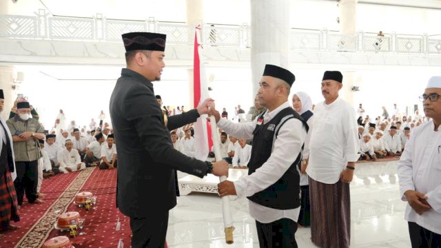 Bupati Gowa Adnan Purichta Ichsan saat menghadiri pelepasan jamaah calon haji asal Kabupaten Gowa di Masjid Agung Syekh Yusuf, kemarin. (Dok. Humas Gowa)