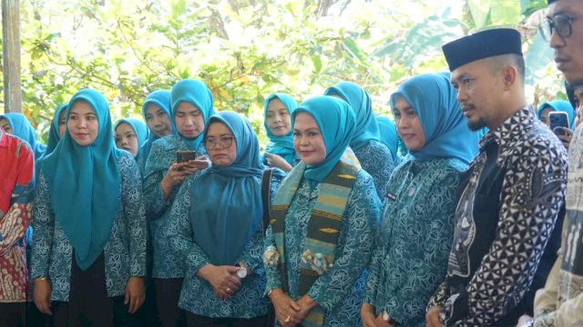 Ketua TP PKK Kabupaten Gowa Mussadiyah Rauf saat melihat drama BKR dengan judul Pernikahan Dini di sela-sela Supervisi, Monitoring, Evaluasi dan Pelaporan (SMEP) Tim Penggerak PKK Kabupaten Gowa, di Desa Bontokassi, Kecamatan Parangloe, kemarin. (Dok. Humas Gowa)