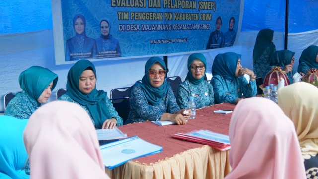 Tim Supervisi, Monitoring, Evaluasi dan Pelaporan (SMEP) PKK Kabupaten Gowa saat melakukan monitoring program PKK Kecamatan Parangloe, di Desa Majannang, Kecamatan Parigi, kemarin. (Dok. Humas Gowa)