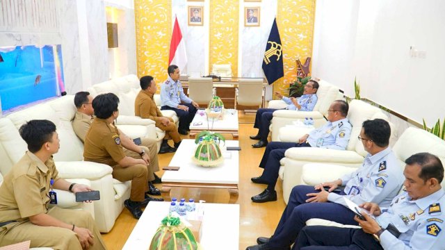 Kakanwil Kemenkumham Sulsel Liberti Sitinjak saat menerima kunjungan Bupati Kabupaten Bantaeng, Ilham Syah Azikin, di Ruang Kerjanya, di Kanwil Kemenkumham Sulsel, Senin (08/05). (Dok. Humas Kanwil Kemenkumham Sulsel)