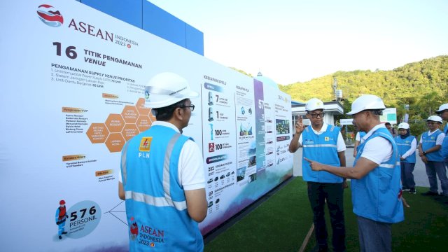Direktur Utama PLN, Darmawan Prasodjo, saat memantau kondisi pasokan kelistrikan pelaksanaan KTT ASEAN ke-42 di Labuan Bajo, kemarin. (Dok. Humas PLN UIP Sulawesi)