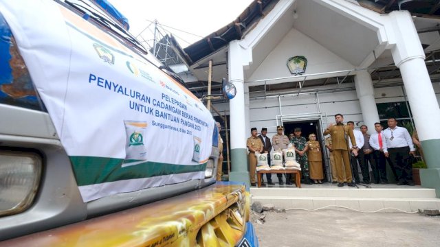 Bupati Gowa Adnan Purichta Ichsan didampingi Wakilnya Abd Rauf Malaganni dan Pejabat Forkopimda Gowa saat melakukan pelepasan beras bantuan pangan secara simbolik, di Halaman Kantor Bupati Gowa, Senin (08/05). (Dok. Humas Gowa)