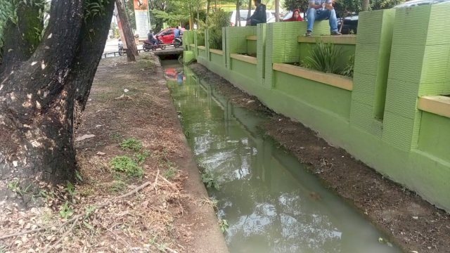 Drainase di Sepanjang Jalan Jenderal Sudirman, Kelurahan Biringere, Sinjai Utara, terlihat Dangkal. (Foto: Asrianto / Republiknews.co.id)