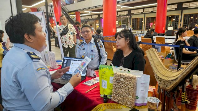 Tim Subbidang KI Kanwil Kemenkumham Sulsel saat membuka layanan konsultasi Mobile IP Clinic (MIC) atau Klinik Kekayaan Intelektual Bergerak pad event PIPO 6th Anniversary, di Atrium Tokyo GF Mall Phinisi Point Makassar, kemarin. (Dok. Humas Kanwil Kemenkumham Sulsel)