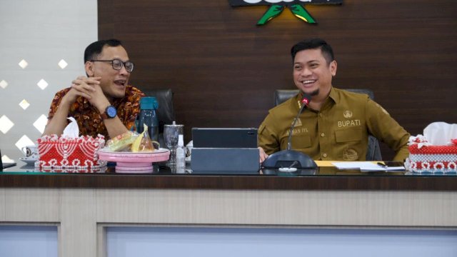 Bupati Gowa Adnan Purichta Ichsan saat menerima kunjungan Direktur Utama PT Limbung Limbah Perkasa Muhammad Saleh di ruang kerjanya, di Kantor Bupati Gowa, kemarin. (Dok. Humas Gowa)