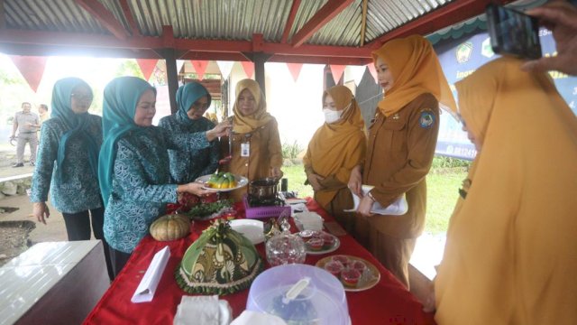 Tim SMEP PKK Kabupaten Gowa yang diwakili Wakil Ketua TP PKK Kabupaten Gowa Musaddiyah Rauf saat menyaksikan inovasi pangan olahan yang dihasilkan PKK Kecamatan Manuju dalam penanganan stunting, kemarin. (Dok. Humas Gowa)