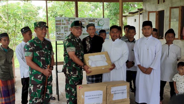 Brigjen TNI Nur Salam, saat menyerahkan bantuan Al Qur'an kepada pengurus Pondok Pesantren KH Abdul Qadir Kasim, Selasa (09/05/2023). (Istimewa)