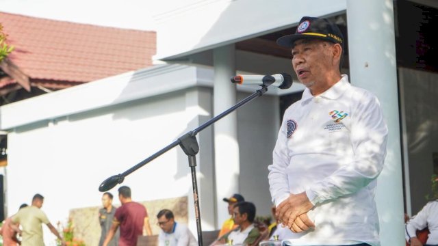 Ket : Rektor Universitas Muhammadiyah Parepare, DR. HM. Nasir S., M.Pd saat memberikan sambutan sebelum pelepasan jalan sehat di Rujab Wali Kota Parepare. (Humas Pemkot Parepare)