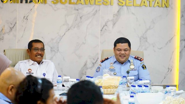 Kakanwil Kemenkumham Sulsel Liberti Sitinjak saat menerima kunjungan studi tiru jajaran Kantor Imigrasi Soekarno Hatta, di Ruang Rapat Kanwil Kemenkumham Sulsel, Rabu (10/05). (Dok. Humas Kanwil Kemenkumham Sulsel)