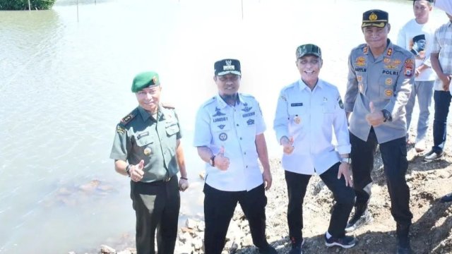 Gubernur Sulsel Andi Sudirman Sulaiman, didampingi Wakil Wali Kota Palopo Rahmat Masri Bandaso dan Kapolres serta Dandim, saat melakukan peletakan batu pertama pembangunan Masjid Terapung di Jalan Lingkar Kota Palopo, Rabu (10/05/2023). (Istimewa)