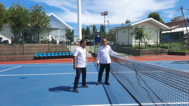 Ket : Ketua Persatuan Lapangan Tennis Indonesia (Pelti) Parepare, Husni Syam saat meninjau Lapangan Tenis Kantor PAM Tirta Karajae Parepare (Istimewa)