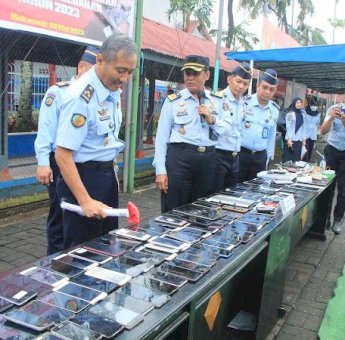 Kanwil Kemenkumham Sulsel Musnahkan Barang Sitaan Lapas Makassar