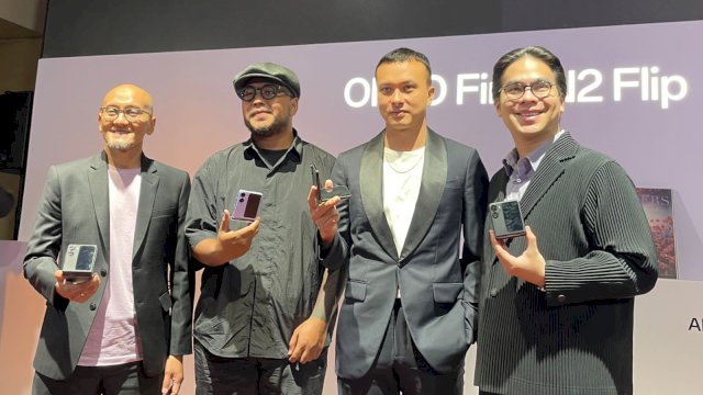 Chief Marketing Officer OPPO Indonesia Patrick Owen (kanan), Brand Ambassador OPPO Indonesia Nicholas Saputra, Director of OPPO Find N2 Flip Launch Movie, Photofinder OPPO Indonesia Ignatius Raditya Bramantya, dan Head of Public Relations OPPO Indonesia Baskoro Adiwiyono (kiri) saat memperlihatkan produk OPPO Find N2 Flip di sela-sela proses rilis pertama di Indonesia, Rabu (10/05). (Dok. OPPO Indonesia)