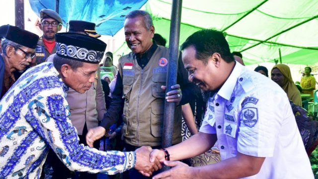 Gubernur Sulsel Andi Sudirman Sulaiman, didampingi Bupati Luwu Basmin Mattayang, mengunjungi warga korban banjir di Kabupaten Luwu, Rabu (10/04/2023). (Istimewa)