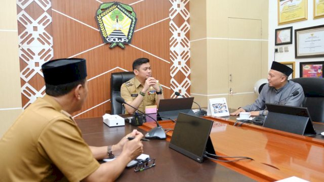 Bupati Gowa Adnan Purichta Ichsan saat menerima Audiens Sekretaris Jenderal DPP Wahdah Islamiyah Syaibani Mujiono bersama jajaran DPP Wahda Islamiyah, di Ruang Rapat Bupati Gowa, Kantor Bupati Gowa, kemarin. (Dok. Humas Gowa)