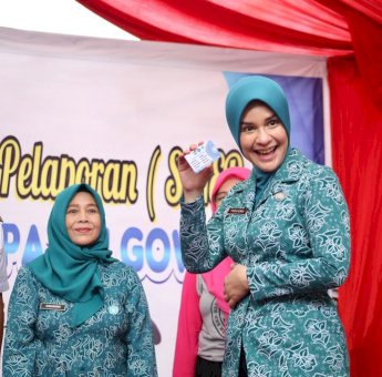 Priska Adnan Beri Reward Inovasi Kartu PKK Sehat Somba Opu