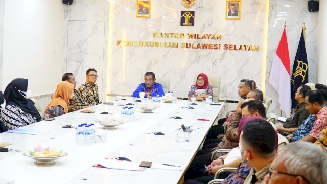 Kakanwil Kemenkumham Sulsel Liberti Sitinjak didampingi Kepala Divisi Administrasi Kanwil Kemenkumham Sulsel Indah Rahayuningsih saat menerima kunjungan Tim Penilai Internal (TPI) Kemenkumham RI di Ruang Rapat Kanwil Kemenkumham Sulsel, Kamis (11/05). (Dok. Humas Kanwil Kemenkumham Sulsel)