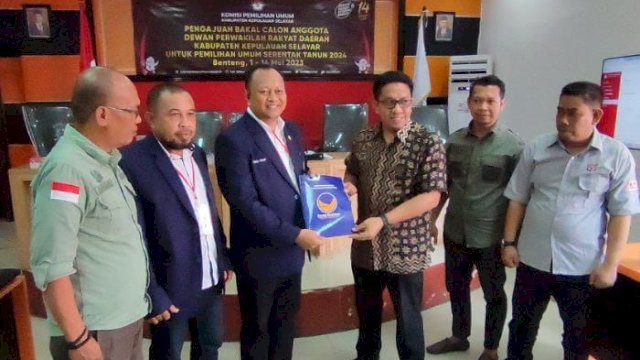 Ketua Partai Nasdem Selayar, Ady Ansar menyerahkan berkas Bacaleg Nasdem ke KPUD Selayar, Kamis (11/05/2023). (Ist)