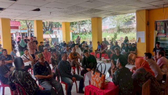 Puluhan warga Pammanjengan mendatangi kantor kelurahan Bontotangnga, Kecamatan Tamalatea, Kabupaten Jeneponto, terkait Pungli Program Prona. (Ist)