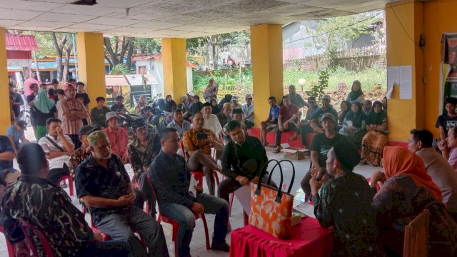 Puluhan warga Pammanjengan, Kabupaten Jeneponto datangi Kantor Kelurahan Bontotangnga, Kamis (11/05/2023). (Istimewa)