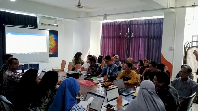 Tim perancang perundangan Kanwil Kemenkumham Sulsel saat melakukan pertemuan dalam rangka membahas dua Ranperda Pemkab Luwu Utara, di Aula Kanwil Kemenkumham Sulsel, kemarin. (Dok. Humas Kanwil Kemenkumham Sulsel)
