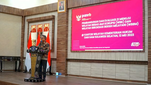Asisten Deputi Perumusan dan Koordinasi Kebijakan Penerapan Akuntabilitas Aparatur dan Pengawasan Kemenpan RB Kamaruddin saat memberikan penguatan pembangunan ZI Menuju WBK/WBBM, di Aula Kanwil Kemenkumham Sulsel, Jumat (12/05). (Dok. Humas Kanwil Kemenkumham Sulsel)