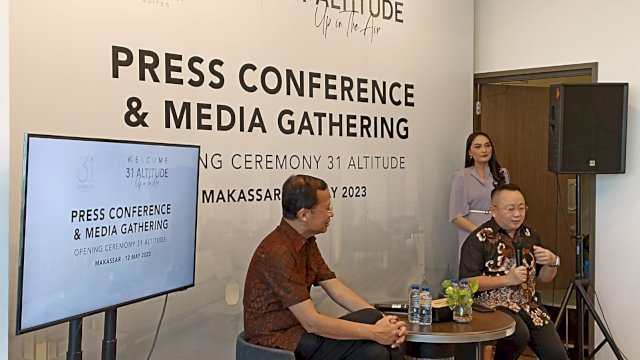Chief Project Marketing PT Indonesian Paradise Property (INPP) Tbk Reagan Halim bersama CO Founder & Komisaris PT INPP Tbk Agoes Soelistyo Santoso, di sela-sela Press Confrence dan Media Gathering Opening Ceremony 31 Altitude, di Lantai 2, 31 Sudirman Suite Makassar, di Jalan Jendral Sudirman, Jumat (12/05). (Chaerani/Republiknews.co.id)