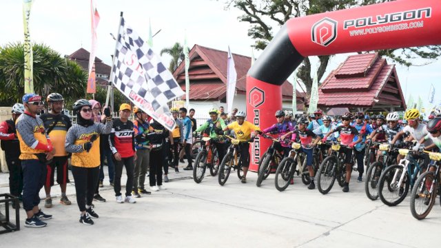 Bupati Luwu Utara Indah Putri Indriani, saat melepas peserta FUN XC Montain Bike, Sabtu (13/05/2023). (Istimewa)