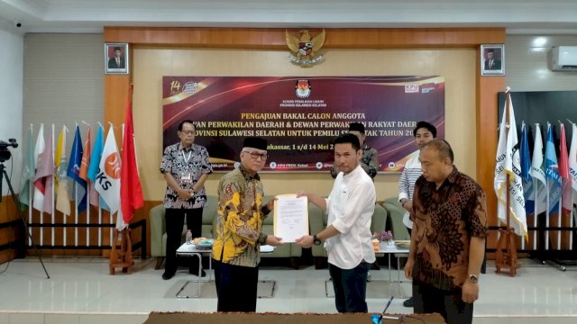 Andi Hatta Matakarna saat menyerahkan berkas Calon Anggota DPD RI yang diterima langsung oleh Komisioner KPU Sulsel Asram Jaya, Sabtu (13/05/2023). (Istimewa)