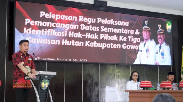 Bupati Gowa Adnan Purichta Ichsan saat memberikan arahan di sela-sela Pelepasan Regu Pelaksana Pemancangan Batas Sementara dan Identifikasi Hak-Hak Pihak ke Tiga Kawasan Hutan Kabupaten Gowa, di Baruga Tinggi Mae, Rujab Bupati Gowa, kemarin. (Dok. Humas Gowa)